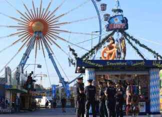 Oktoberfest 2021: Festgelände öffnet – Wiesngäste stürmen die Zelte news-21092024-110158