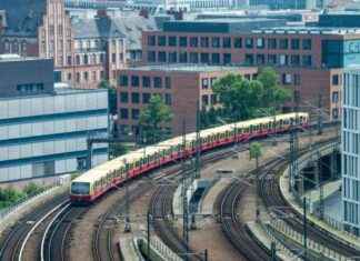 Berlin: Mann greift schwangere Freundin in Bahn an – Fahrgast hilft news-18102024-203925