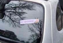 autos-in-berlin-mit-grnen-stickern-beklebt-bauschaum-in-auspuffen-skandal-aufgedeckt