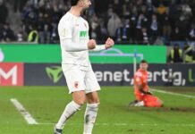 pokal-krimi-in-karlsruhe-augsburger-feiern-knappen-sieg