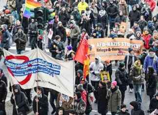 Rechte Demo in Berlin vorzeitig beendet: Polizei eskortiert zum U-Bahnhof rechte-demo-in-berlin-vorzeitig-beendet-polizei-eskortiert-zum-u-bahnhof