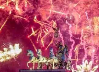 Große Feier am Brandenburger Tor: Polizei räumt Platz am Fernsehturm groe-feier-am-brandenburger-tor-polizei-rumt-platz-am-fernsehturm