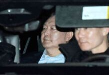sdkoreas-entmachteter-prsident-yoon-muss-vorerst-in-haft-bleiben-erstmals-vor-gericht