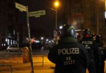 angriff-auf-polizisten-in-der-rigaer-strae-pyrotechnik-als-waffe