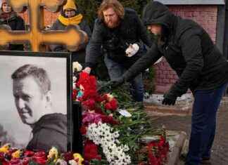 Gedenken an Nawalnys Todestag: Russen legen Blumen nieder gedenken-an-nawalnys-todestag-russen-legen-blumen-nieder