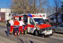 unfall-in-berlin-rettungswagen-kollidiert-mit-auto-in-weiensee