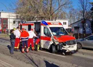 Unfall in Berlin: Rettungswagen kollidiert mit Auto in Weißensee unfall-in-berlin-rettungswagen-kollidiert-mit-auto-in-weiensee