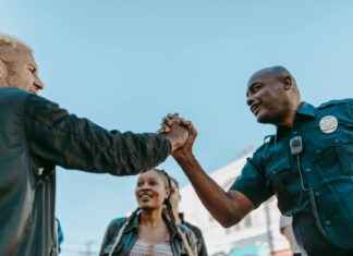 Trump setzt Sicherheitsfreigaben von Covington-Anwälten aus, die Smith vertreten haben Trump setzt Sicherheitsfreigaben von Covington-Anwälten aus, die Smith vertreten haben