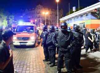 22.000 Menschen bei 1.-Mai-Demo in Berlin: Polizei meldet vereinzelte Festnahmen – Beamter verletzt durch Flaschenwurf 22000-menschen-bei-1-mai-demo-in-berlin-polizei-meldet-vereinzelte-festnahmen-beamter-verletzt-durch-flaschenwurf
