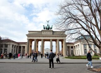 Berliner Initiativen: Gemeinschaft stärken durch lokale Aktivitäten Berlin Initiatives: Strengthening Community Through Local Activities